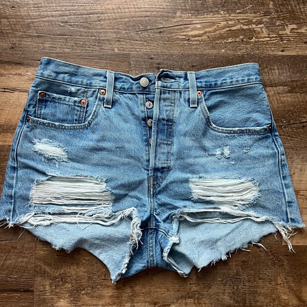 Levi denim shorts 
Size 31